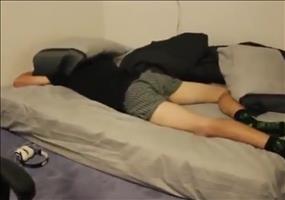 Kumpel mit einem Nebelhorn wecken