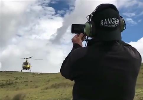 Hubschrauber im extremen Tiefflug