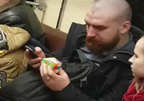 Mal nebenbei den Zauberwürfel lösen