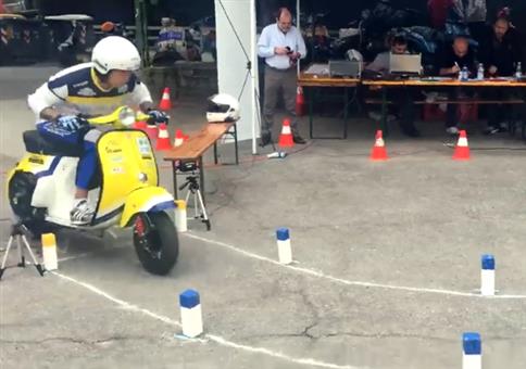 Präzise mit dem Motorroller durch den Hindernisparcour