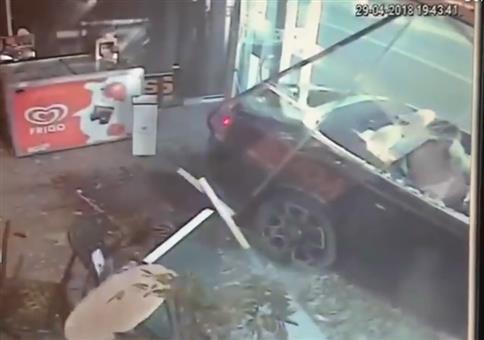 Schaufenster, Cabrio und nackte Ärsche