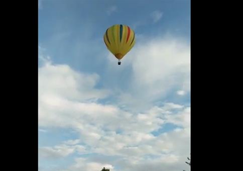 Heißluftballon kracht in Stromleitung