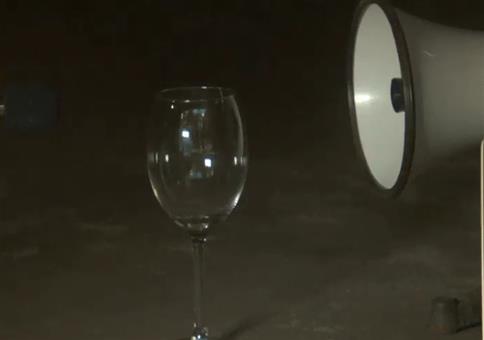 Megaphon lässt Glas zerspringen