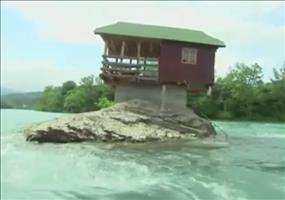 Ein Haus mitten im Fluss