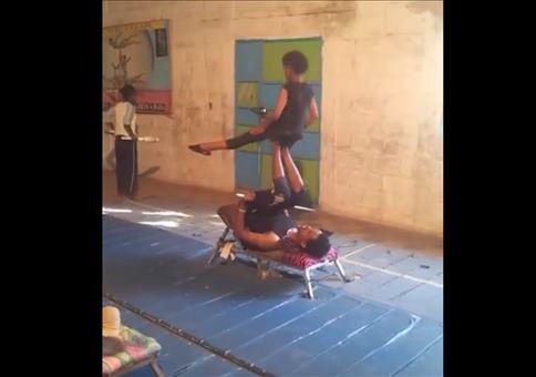 Kinder beim Akrobatentraining