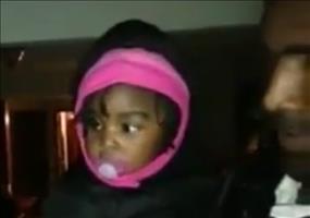 Kleines Mädchen sieht zum ersten Mal den Zwilling ihres Papas