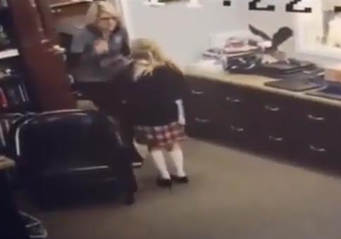 Kleine Mädchen erfährt, dass ihre Adoption genehmigt ist