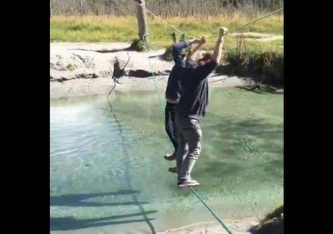 Gemeinsam über den Fluss