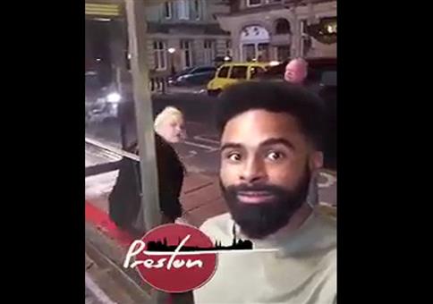 Nachts an einer Bushaltestelle in England