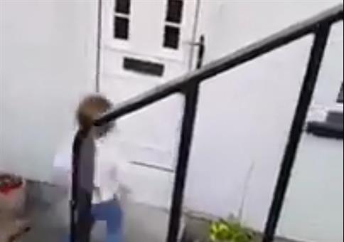 Vater und Tochter beim Klingelstreich