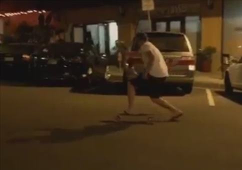 Betrunkener Kerl will mit dem Skateboard nach Hause