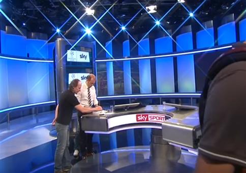 Patrick Wasserziehr lässt seinen Kaffee umrühren