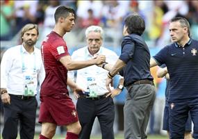 Jogi Löw hat ein kleines Geschenk für Cristiano Ronaldo