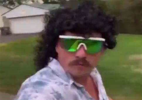 Er ist mit seinen Rollschuhen unterwegs