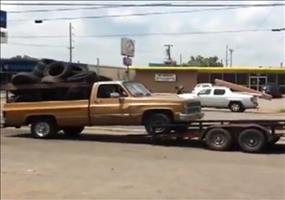 Pickup auf Anhänger laden