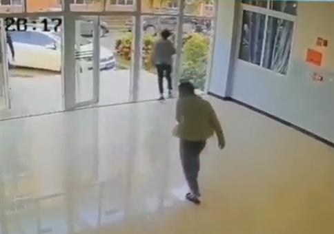 Zwei Typen und eine Glastür