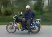 Coole Sitzweise auf einem Motorrad