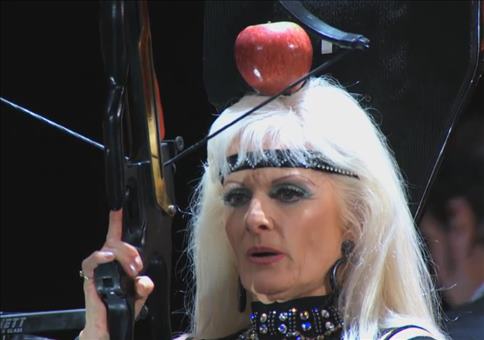 Sich selbst mit der Armbrust einen Apfel vom Kopf schießen