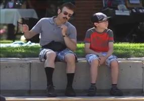 Verdruffter Vater mit dem Sohne