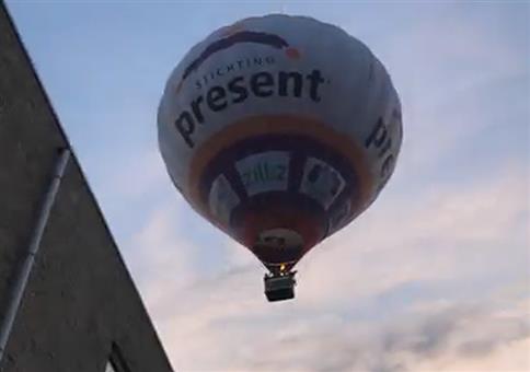 Heißluftballon landet in Wohngebiet