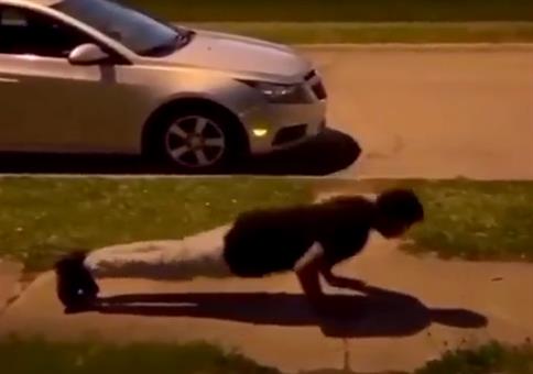 Nach den Liegenstützen wie ein Boss aufstehen