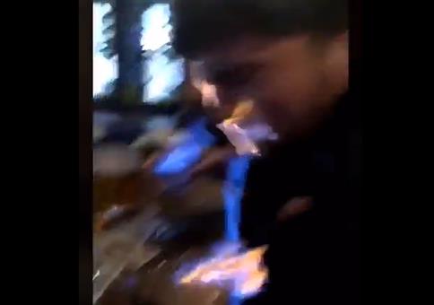 Sich brennenden Alkohol in die Fresse schütten