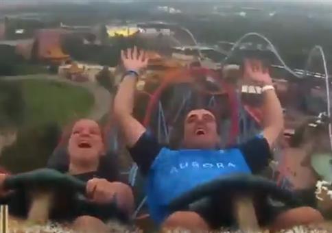 In der Achterbahn bei 130 km/h ein Handy fangen