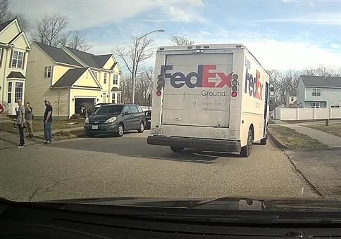 FedEx Typ legt einen kurzen Stop ein