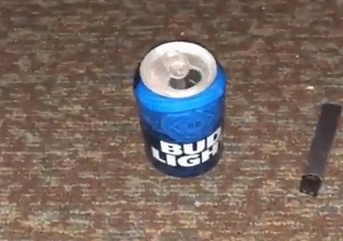 Der Griff nach der Bierdose