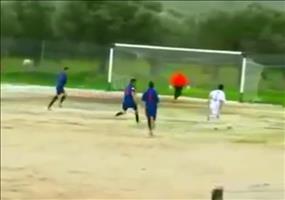 An den Pfosten, an die Latte, an den Pfosten