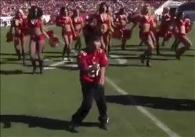 Kiddie tanzt mit NFL Cheerleadern