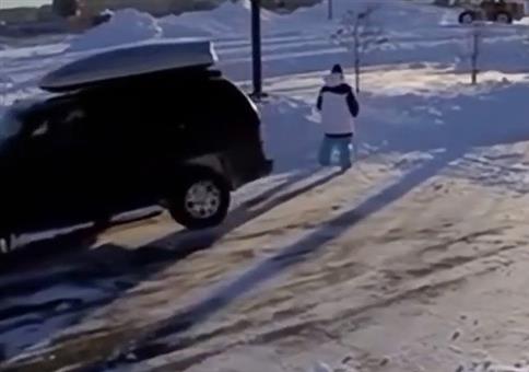 Mit einem Gummiseil den Snowboarder ziehen