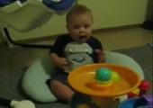 Baby ist fasziniert von Ballmaschine