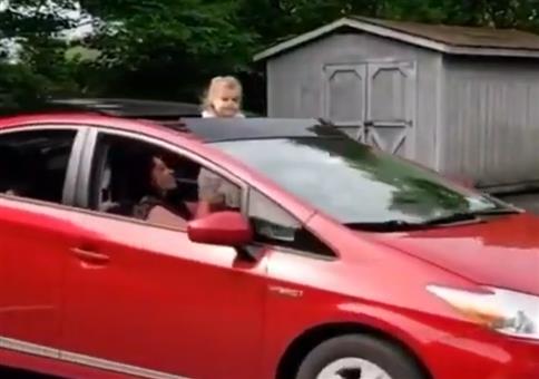 Mädchen winkt noch zum Abschied