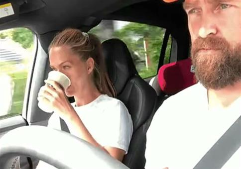 Die Freundin im Auto ärgern: Bremsen war gestern!