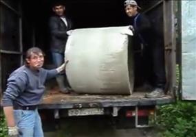 Einmal mit Profis - Betonring abladen