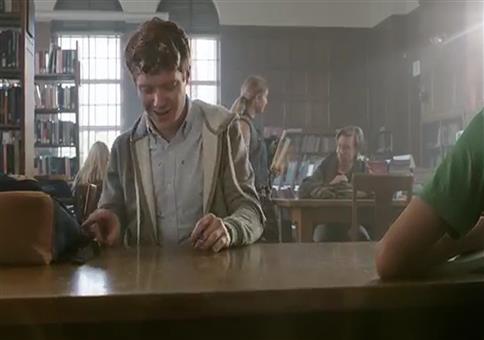 Kleine Romanze in der Schulbibliothek