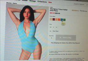 Model auf Webseite tanzt zu Pump up the Jam