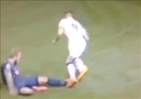 Leicht übertriebene Schwalbe beim Fußball