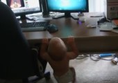 Baby macht Klimmzüge