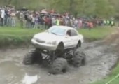 Bigfootauto bleibt im Schlamm stecken