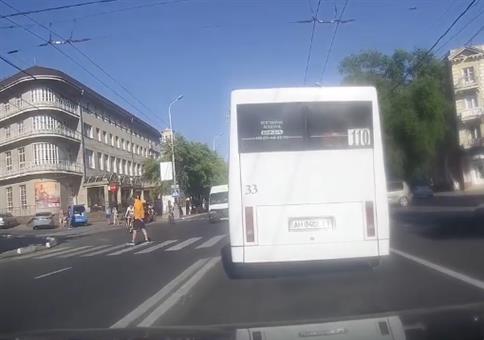 Das war knapp: Fahrrad fährt vor Auto