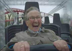 Oma in der Achterbahn