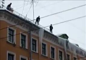 Eiszapfen vom Dach abbrechen - FAIL