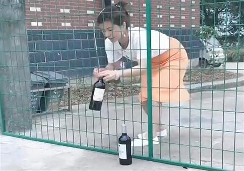 Weinflaschen üper das Gitter fummeln