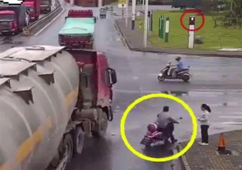 Das war knapp: Motorradfahrer vs LKW