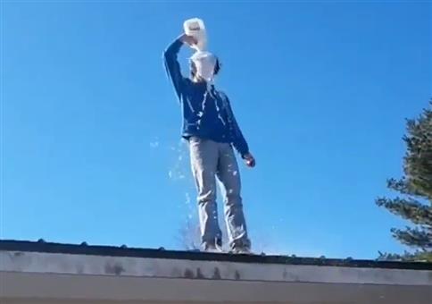 Milch übern Kopf und vom Dach springen