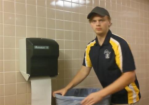 Auf Toilette mit dem Papierspender musizieren