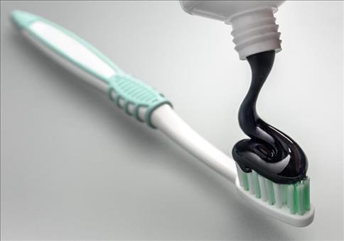 Schwarze Zahncreme für weiße Zähne