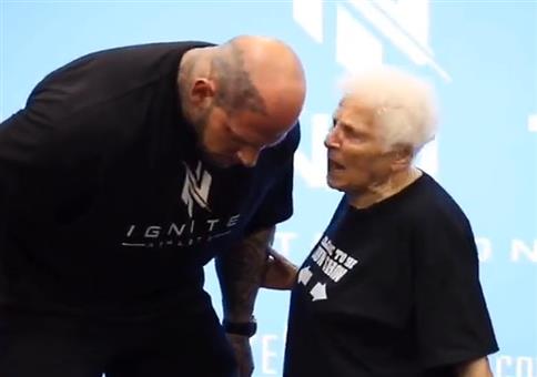 Oma hat Angst vor seinen Gesichtstattoos